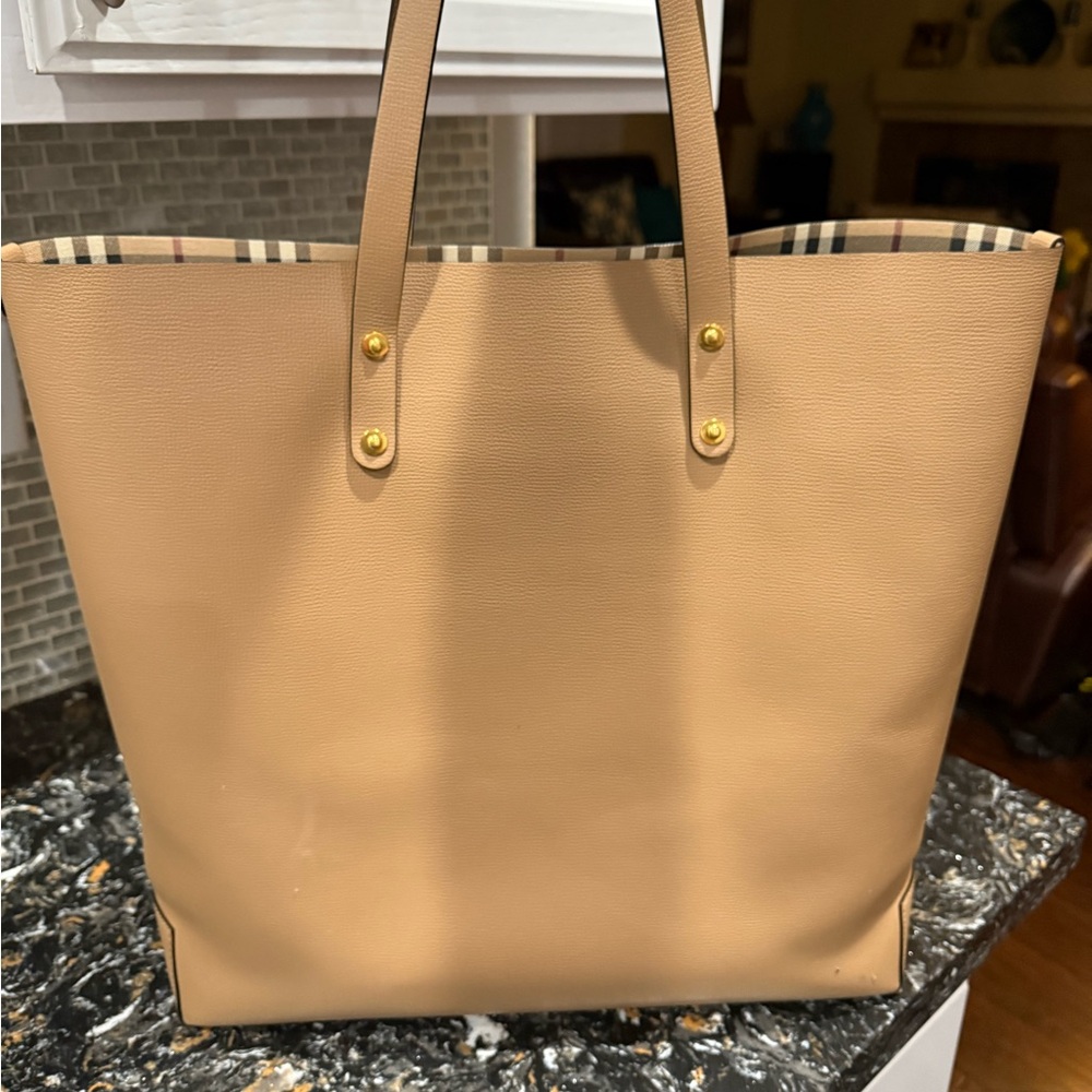 BURBERRY Classic XL Reversable Tote with COA